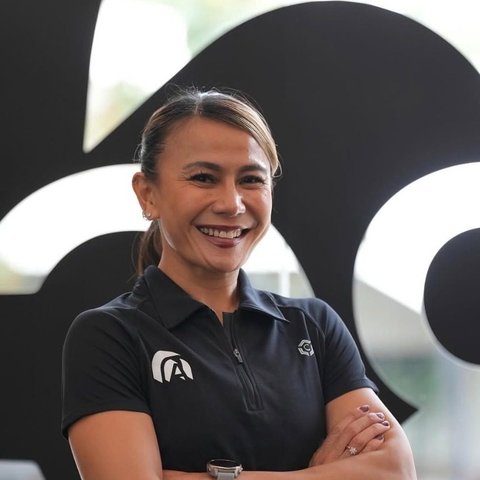 Dina, head coach